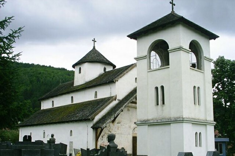 Bijelo Polje: Polomljena stakla na vozilu sveštenika