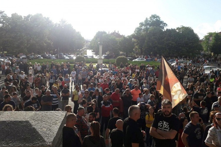 Zabranjena litija u Nikšiću, djeca na čelu kolone u Beranama