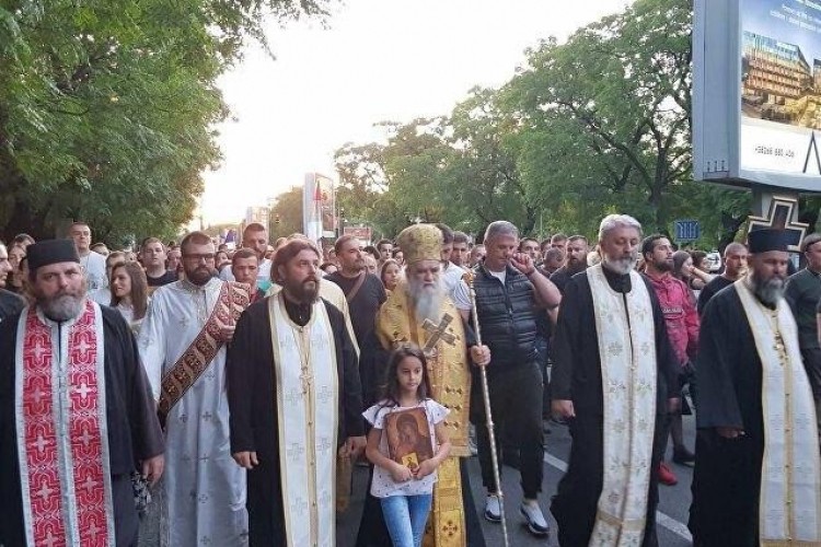 Crna Gora uživo: Stotine ljudi na litiji u Podgorici, mitropolit Amfilohije na čelu kolone