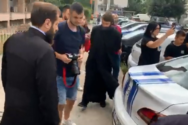 Drama u Podgorici: Narod pokušao spriječiti sprovođenje sveštenika