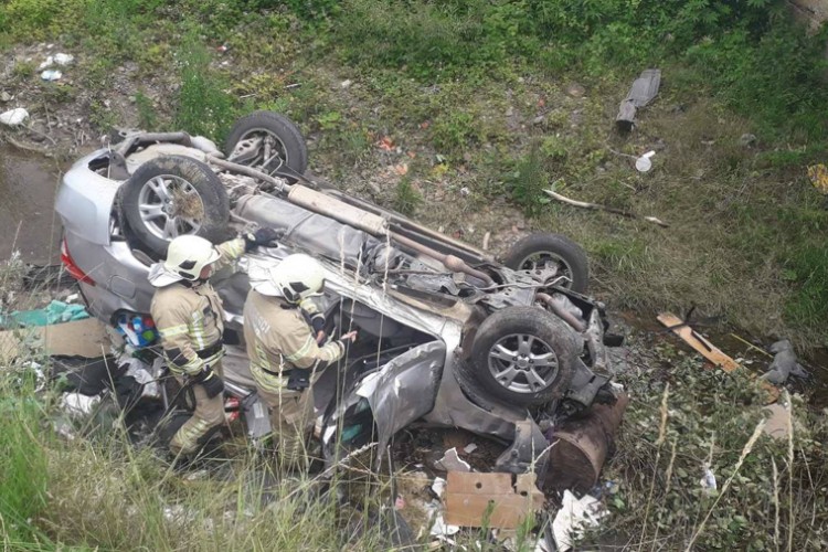 Tojota probila ogradu mosta i zaustavila se na krovu u rijeci