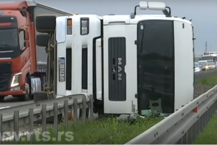 Prevrnuo se šleper na auto-putu