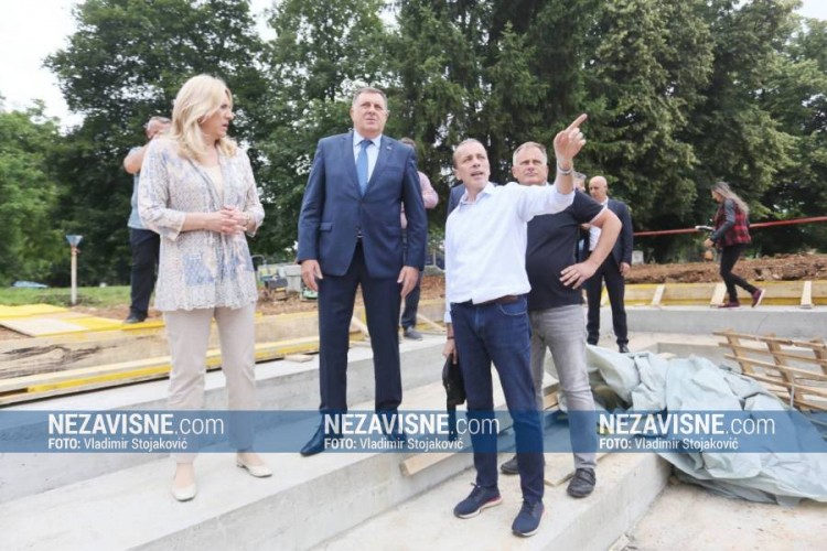 Dodik častio radnike prilikom obilaska teniskih terena