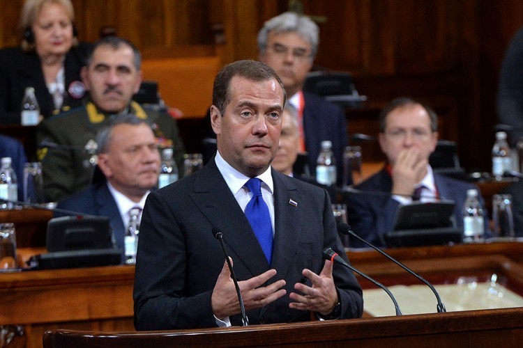 Medvedev: Vakcina protiv COVID-19 da se koristi istovremeno