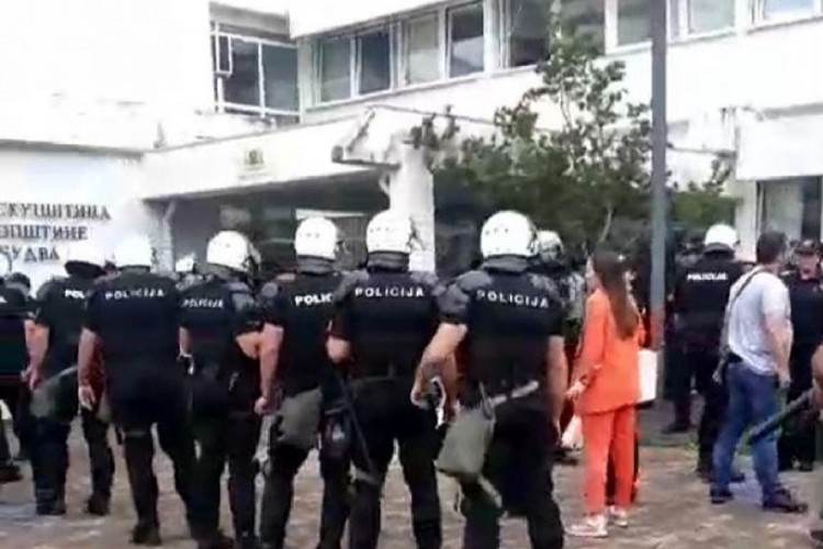 Napeto u Budvi, uhapšene 23 osobe
