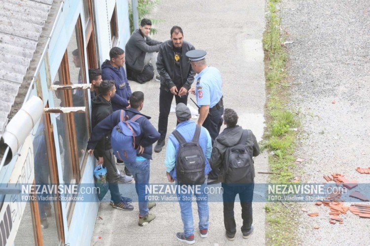 Grupa migranata kod Tehnološke škole u Banjaluci