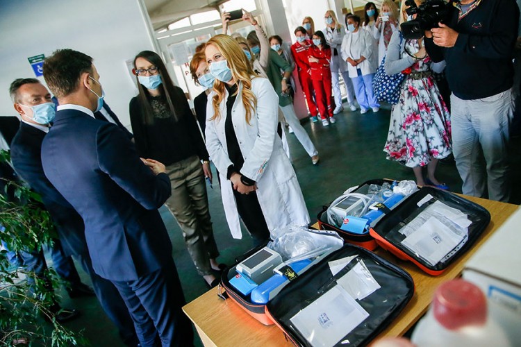 Siniša Mali uručio respiratore i kombi u Drvaru