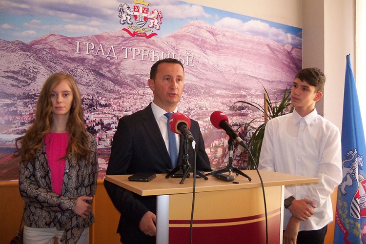 Ćurić organizovao prijem za najbolje đake: Podrška mladima uvijek prioritetna