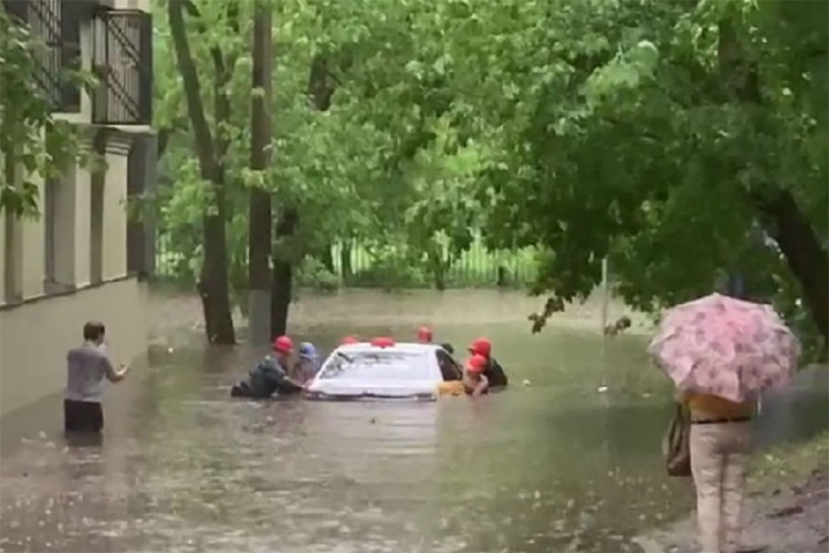 Nevrijeme pogodilo Moskvu, automobili "plivaju" ulicama