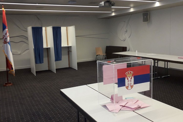 Trudnicu pustili da glasa preko reda pa se dvojica potukla