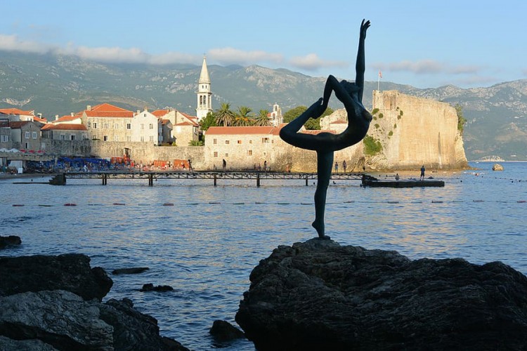 Strahovit pad broja turista u Budvi: Hoteli nisu ni otvoreni, puste plaže