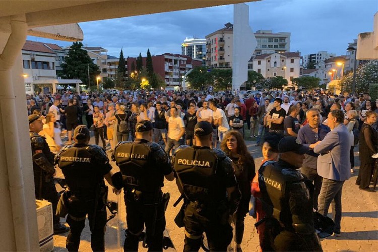 U Budvi i večeras tenzije, građani i policija ispred Opštine