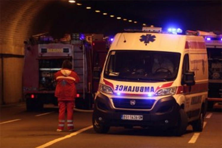 BMW se zakucao u banderu u Beogradu, povrijeđen sin diplomate