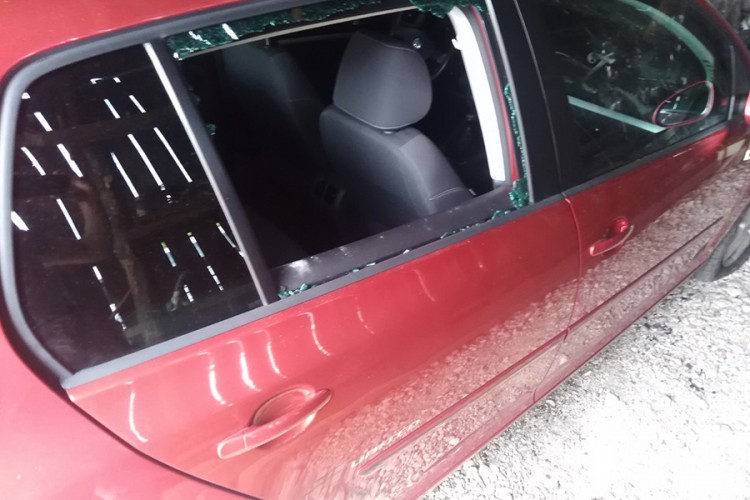 Policija pokrenula istragu u Šipovu: Pred kućnim pragom polupali auto