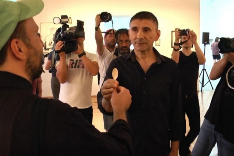 Bizaran performans u Puli: Umjetnici lizali istu kašiku