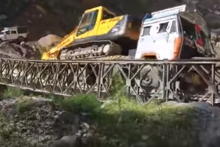 Snimljen trenutak rušenja mosta dok je kamion prelazio preko njega