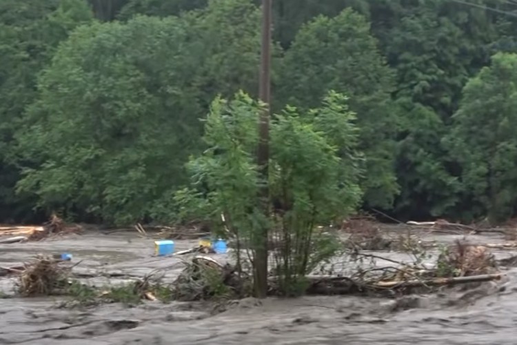 Stravične scene iz Srbije: Bujice nosile životinje i pomoćne objekte