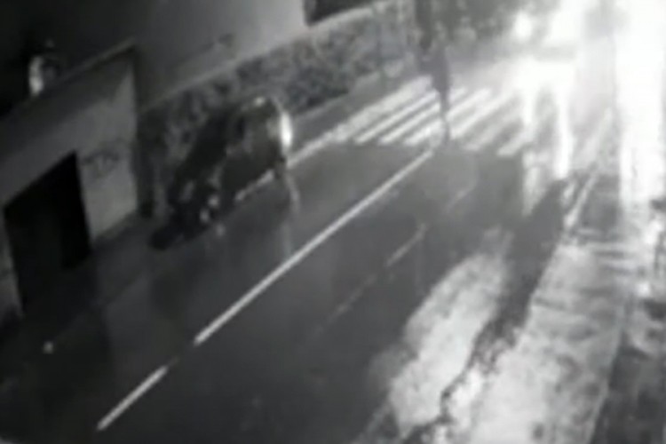 Mladića usmrtio kombi na pješačkom, objavljen stravičan snimak
