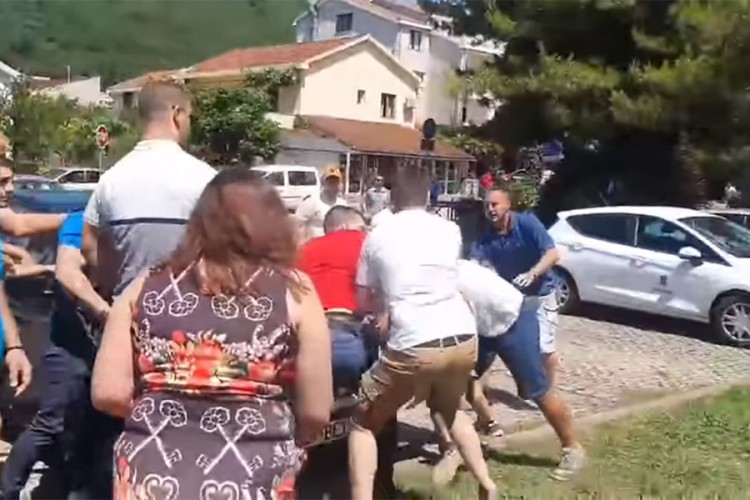 Napeto u Budvi, letjele i kamenice