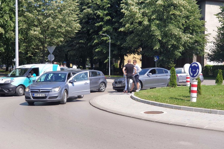Sudar tri automobila u kružnom toku u Banjaluci