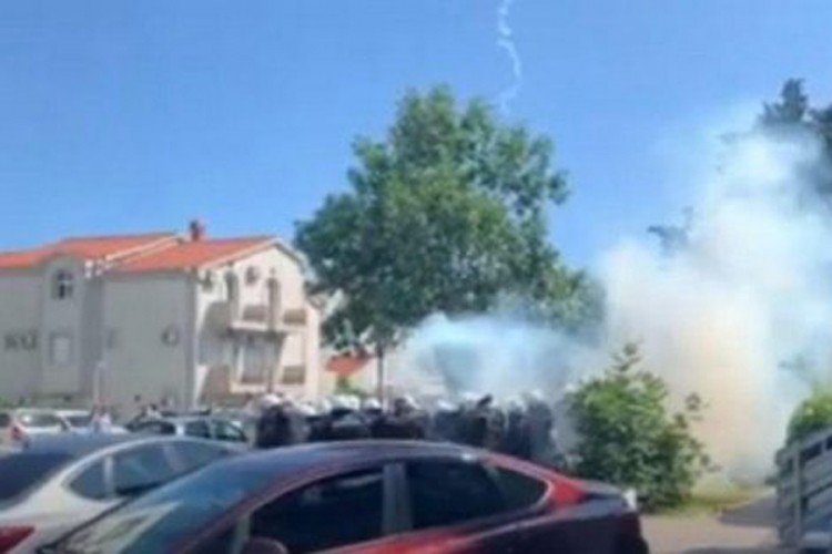 Budva se ne smiruje: Bačen suzavac, uhapšeni funkcioneri