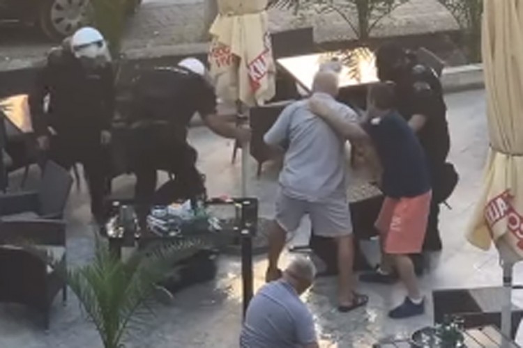 Šokantan snimak: Budvanska policija šutira čovjeka koji leži na tlu