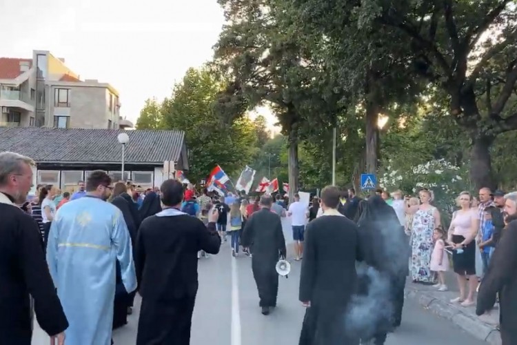 Održana litija u Tivtu, Amfilohije pozvao na ukidanje zakona