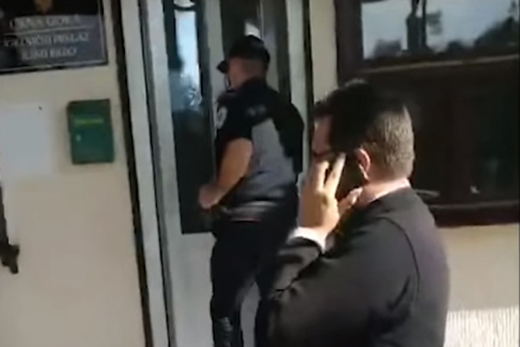 Đakona ne puštaju u Crnu Goru, pričestio se na graničnom prelazu