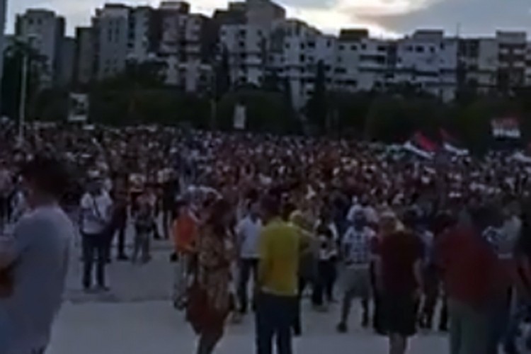 Kordon policije ispred zgrade opštine Budva, unutra privatno obezbjeđenje