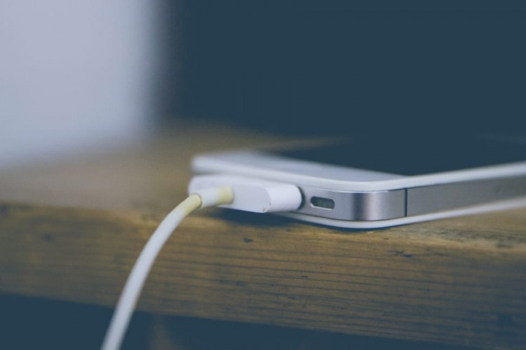 Novi iPhone dolazi bez punjača?