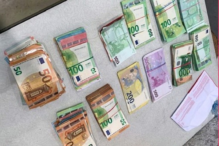 U kesi sa hranom nađeno 75.000 neprijavljenih evra