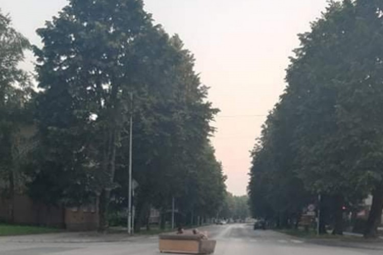 Odmarali na trosjedu nasred raskrsnice u Tesliću
