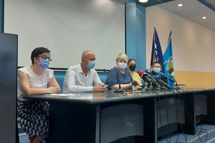 Poruka građanima iz Tuzle: Probajte u Austriji ući u metro bez maske