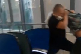 Odbio da stavi masku pa se potukao sa obezbjeđenjem, prolaznik snimao