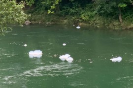 Pjena pluta Vrbasom u Karanovcu