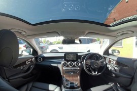 Pukao mu stakleni krov na Mercedesu, traži odštetu 200 miliona
