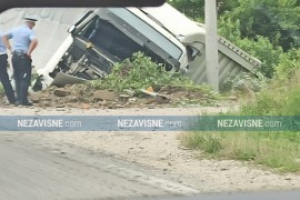 Kamion sletio sa puta, saobraćaj usporen