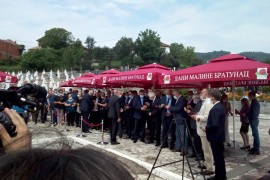 Položeni vijenci i služen parastos stradalim Srbima u Podrinju