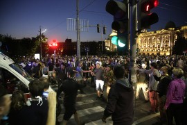 Protest u Beogradu: Neredi ispred Skupštine Srbije zbog najavljenih ...
