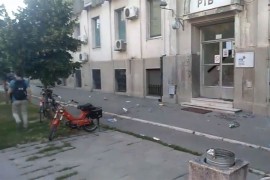 Napadnute prostorije RTV i SNS-a u Novom Sadu, povrijeđen mladić