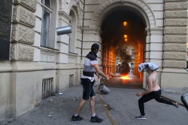 Bačeni molotovljevi kokteli na novosadsku Gradsku kuću