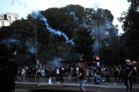 Kamenicama, bakljama i lopatama na policiju, odgovoreno suzavcima