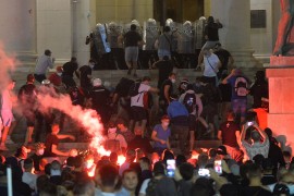 Incident na protestima, muškarac uboden nožem, drugi uhapšen