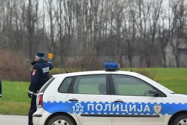 Pijan se zakucao u parkirani auto