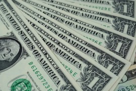Kovid-19 i geopolitika brinu investitore, dolar blago jača