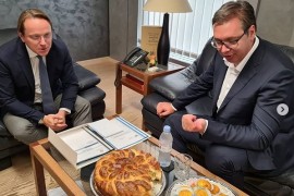 Vučić dočekao Varhejija uz srpsku proju i pogaču