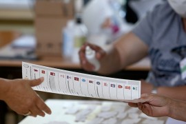 Zapalio se automobil sa izbornim materijalom u Sjevernoj Makedoniji
