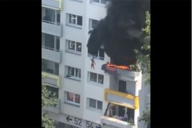 Dva dječaka skočila kroz prozor stana koji gori, uhvatili ih ...