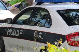 Sletio sa puta i udario u betonsku ogradu: Vozač teško povrijeđen