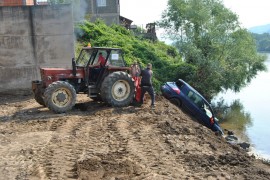 Zaboravio da potegne ručnu, auto završilo na dnu Drine